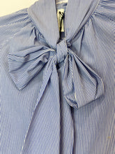 Carica l&#39;immagine nel visualizzatore di Gallery, TENSIONE IN | Camicia con fiocco righe blu
